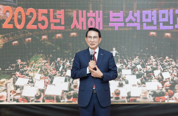 이완섭 서산시장이 10일 부석면 행정복지센터에서 부석면민과 소통하는 모습