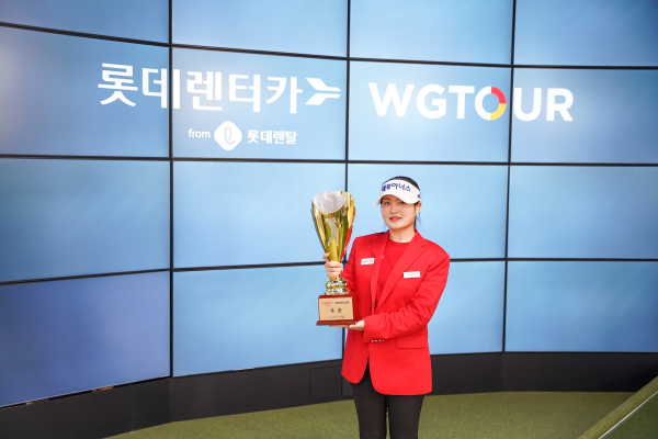 골프존조이마루에서 열린 ‘2025 롯데렌탈 롯데렌터카 WGTOUR’ 1차 대회 우승자 홍현지가 우승컵을 들고 기념사진을 촬영하고 있다.