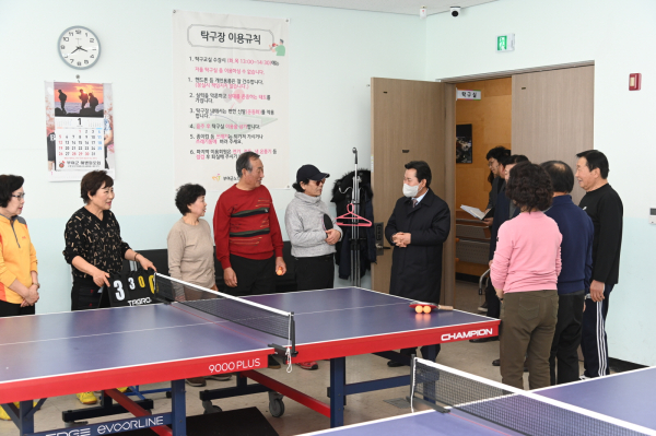 박정현 군수 노인종합복지관 방문 모습