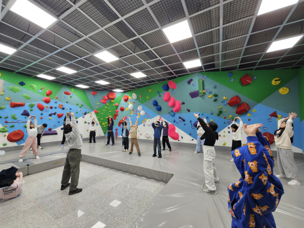 13일 강원도 춘천시 국립춘천숲체원 실내암벽장에서 산림레포츠 프로그램에 참가한 아이들이 준비운동을 하고 있다.