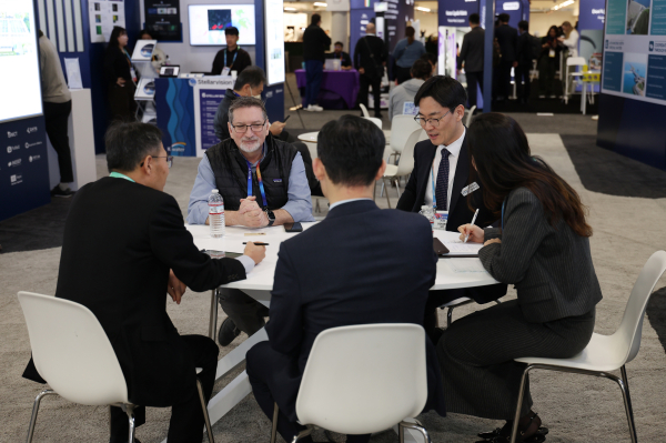 한국수자원공사 관계자가 미국 클리블랜드워터얼라이언스(CWA) 관계자(사진 왼쪽 두 번째)에게 초격차 물관리 기술을 설명하고 있다.