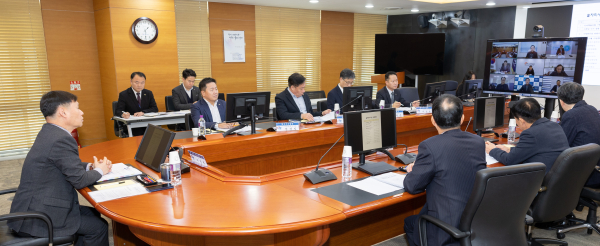 13일 충남 태안 본사에서 ‘2025년 제1차 혁신 공유대회’를 개최/ 사진은 이정복 서부발전 사장(왼쪽 첫 번째)과 경영진이 화상회의를 진행하는 모습
