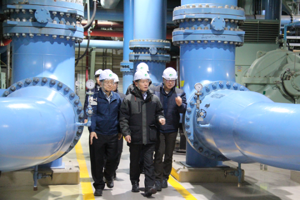 13일 충남 태안 본사에서 ‘2025년 제1차 혁신 공유대회’를 개최했다. 사진은 이정복 서부발전 사장(앞줄 왼쪽 두 번째)이 지난해 9월 출자회사인 동두천드림파워 발전소를 방문해 안전관리 현황을 점검하는 모습