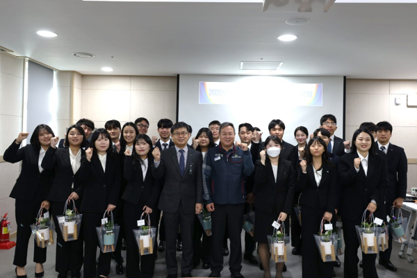 2025년도 한국농어촌공사 충남지역본부 신입사원들* 사진 가운데 기준 (좌) 이민수 본부장, (우) 길평희 노조의장