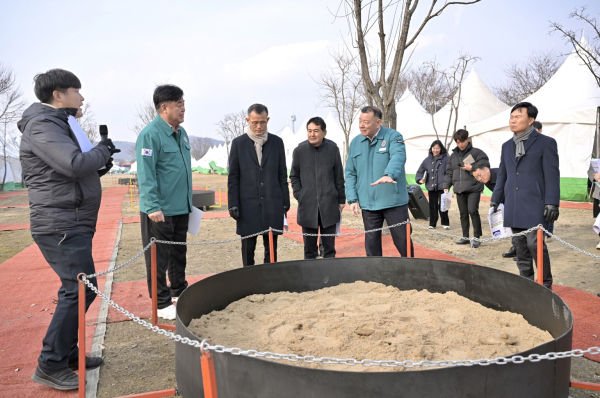 ‘제8회 겨울공주 군밤축제’와 ‘2025 대한민국 밤산업 박람회’를 앞두고 축제 현장 점검에 나선 최원철 시장