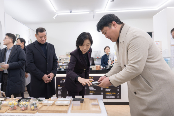 오영주 중소기업벤처부 장관 골목형 상점가 방문 모습