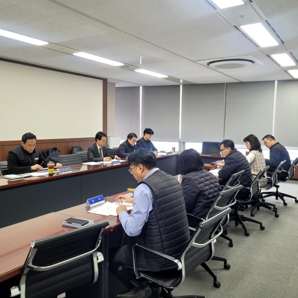 김공수 기획본부장(오른쪽 세 번째)이 14일 자율준수협의회 위원장으로 작년 공정거래 자율준수 프로그램 운영성과를 점검하고 `25년 추진계획을 수립하고 있다.