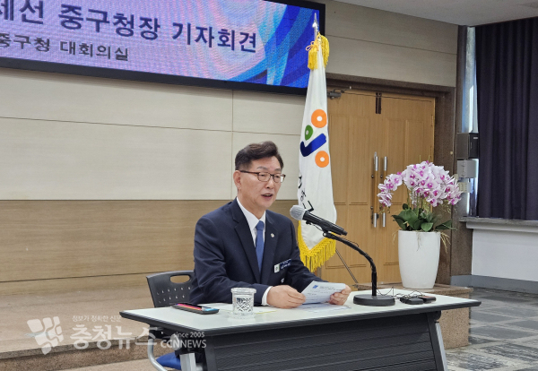 김제선 중구청장이 2일 기자회견을 열고 긴급 추경예산 편성 계획에 대해&nbsp;설명했다.