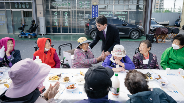 김돈곤 군수가 지난해 열린 참봉사동심원 광덕사 효잔치에 참석해 어르신들께 인사 모습