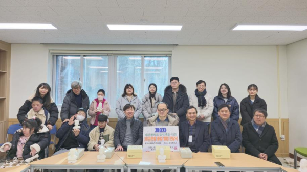 3D 프린터로 제작된 시각장애인 맞춤 졸업앨범 전달식 모습