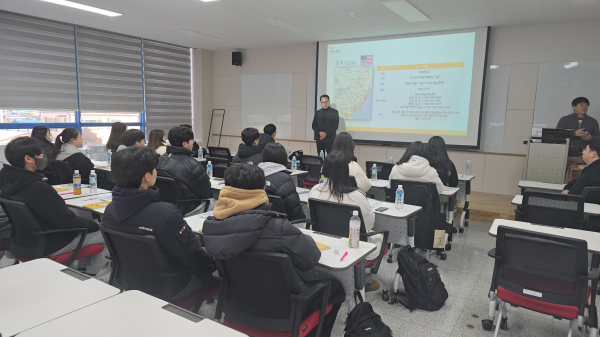 서산시 직원이 고등학생 외국 체험에 참여할 학생들을 대상으로 사업을 안내하는 모습