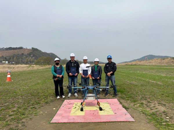 지난해 농업용 드론 자격증반 교육생들이 취득한 자격증을 보이고 있다.