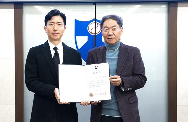 배재대 박종석 팀장(왼쪽)이 부총리 겸 교육부장관 표창을 받았다