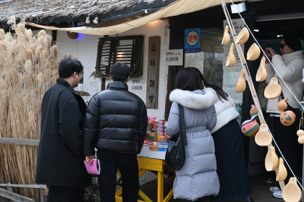 소제점방에서 간식 먹는 대학생 및 외국인 유학생