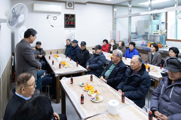 남양면 연두 순방시 분회경로당에서 어르신들과 의견을 나누고 있다.