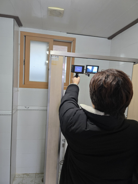 지난 16일 재래시장 공중화장실을 대상으로 불법촬영 카메라 설치 여부를 점검했다.