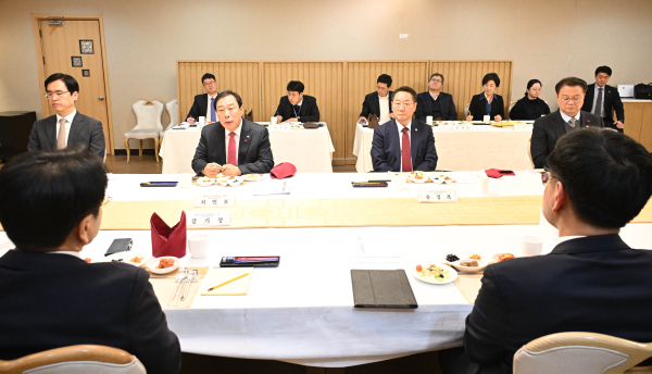 17일 최상목 대통령권한대행-시도지사협 면담 참석한 최 시장