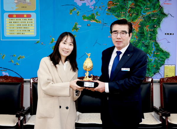보령머드팀, 한국여자바둑리그 우승컵 보령시에 전달식 모습