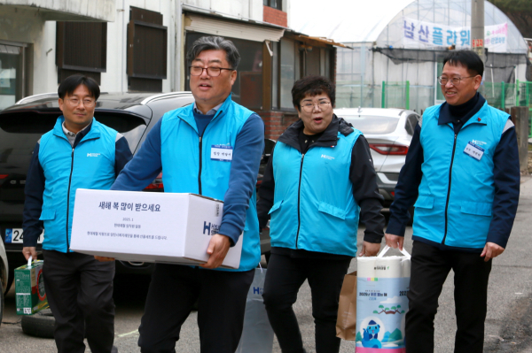 20일 관내 독거노인 가구를 방문해 설 명절 선물 상자를 전달했다.