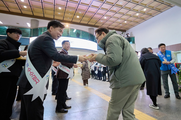 지난 20일 시청 로비에서 2025년 설 명절 청렴 캠페인 모습