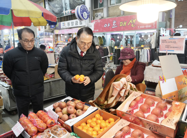 박상돈 천안시장, 설명절 맞이 전통시장을 방문해 상인들을 격려하고 있다.