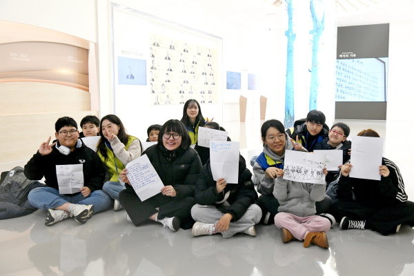 山史현대시100년관 관람 후 그림 그리기와 시 쓰기를 하고 있다.