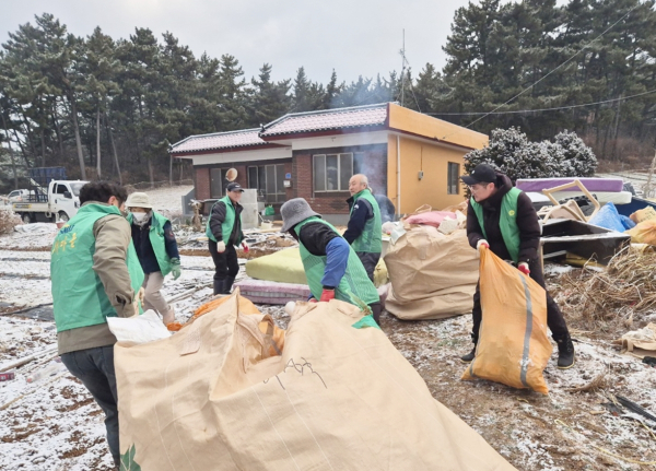 동절기 농촌쓰레기 집중 수거에 나선 지역 주민들 모습.