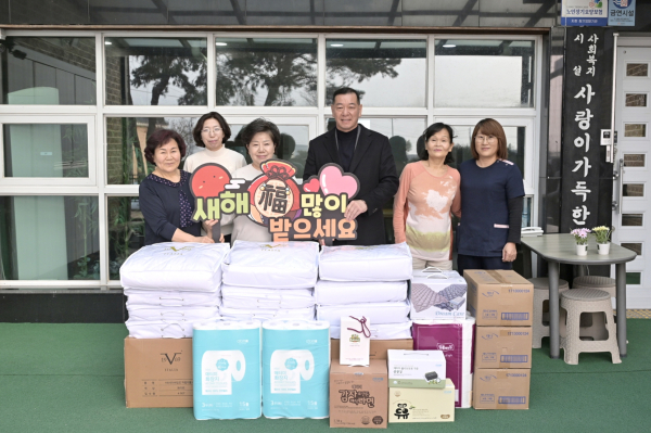 최원철 공주시장, 설명절 맞아 사회복지시설 위문 기념사진