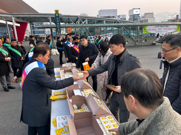 설 맞이 대전역에서 쌀 소비촉진‘떡 나눔’ 행사 진행 모습