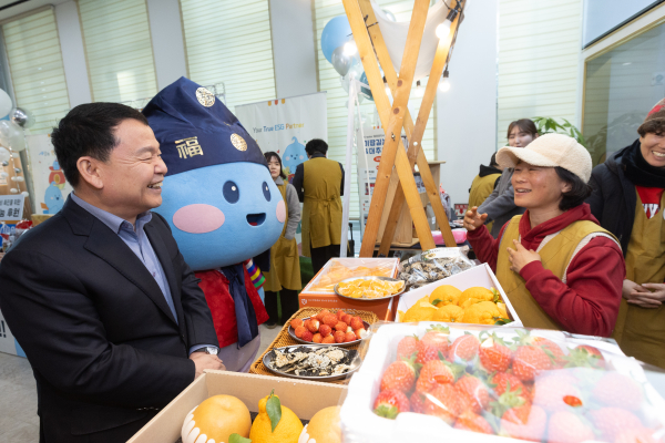 윤석대 한국수자원공사 사장(사진 왼쪽)이 22일, 대구광역시 한국수자원공사 낙동강유역본부에서 열린 ‘낙동강 설맞이 지역사랑 나눔 장터’에서 농특산물 홍보 부스를 방문하고 있다.