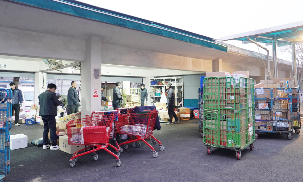 지난 22일 서산우체국에서 집배원들이 일하는 모습