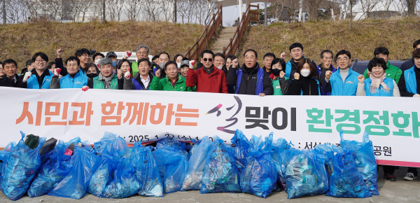 지난 22일 중앙호수공원 일원에서 진행된 환경정화 활동 기념사진