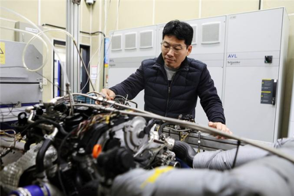 한국기계연구원 친환경모빌리티연구실 박철웅 책임연구원이 암모니아 엔진을 살펴보고 있다.