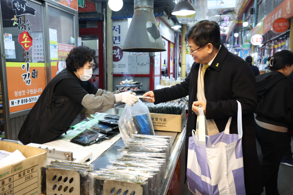 최교진 세종교육감, 설 명절 맞이 장보기 행사 참여 모습