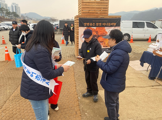 설명절 앞두고 5일장이 서는 공주산성시장을 찾아 농지이양은퇴직불 등 농지은행사업 홍보 모습