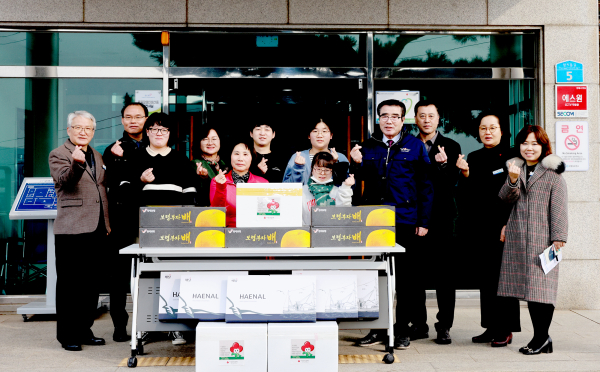 설명절 맞아 사회복지시설 방문해 위문품 전달식 기념사진