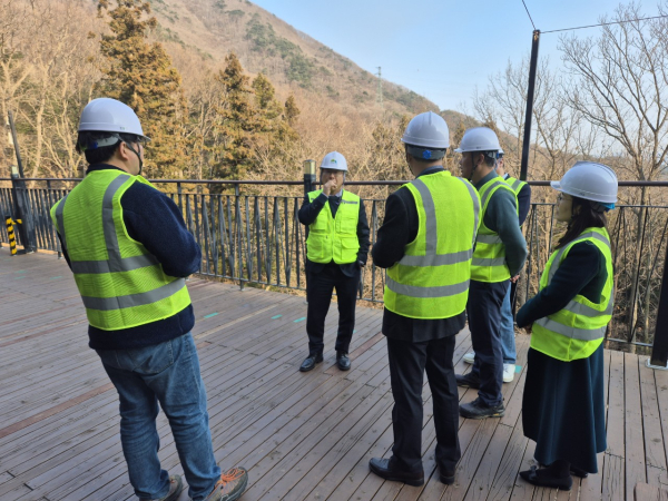 지난 23일 남태헌(가운데) 한국산림복지진흥원장이 국립장성숲체원에서 안전소통간담회를 개최하여 안전 보건 관련 근로자 의견을 청취하고 있다.