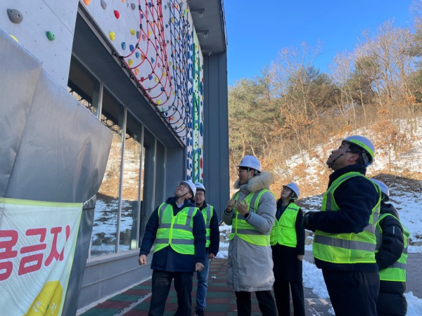 지난 9일 남태헌(왼쪽) 한국산림복지진흥원장이 국립춘천숲체원에 방문하여 숲체원 및 협력업체 직원들과 함께 설 연휴 대비 안전점검을 실시하고 있다.