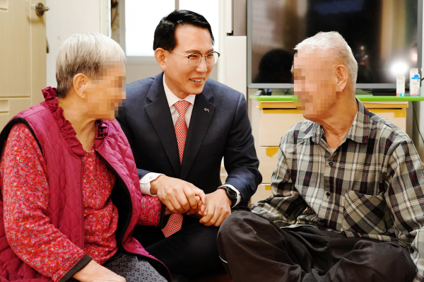 이완섭 서산시장이 24일 중증장애인 가정을 방문해 위문하는 모습