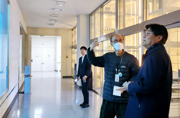 김형렬 행복청장(오른쪽에서 첫번째)이 국립민속박물관 관계자로부터 수장고 운영에 관한 설명을 듣고 있다