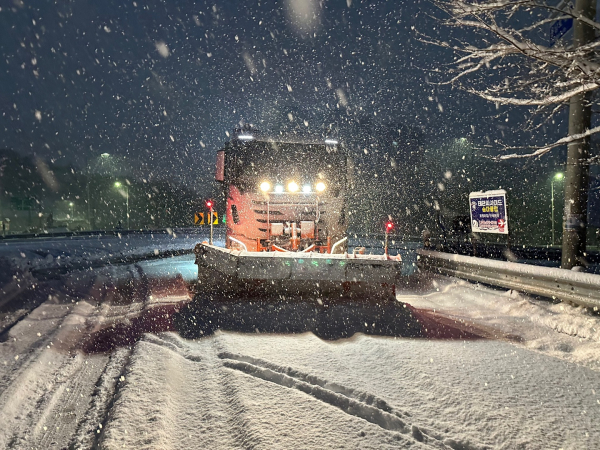 지난 29일 태안읍 도로 제설작업 모습.