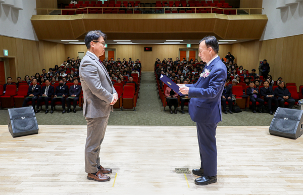 3일 실시한 월례조회에서 2024년 하반기 적극행정 우수공무원 시상 모습