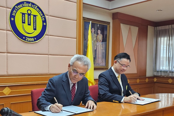 태국 치앙마이 파이스턴대학교에서 열린 업무협약식에서 목원대 이희학 총장(왼쪽)이 후안 몬티놀라 총장과 협약서에 서명하고 있다.