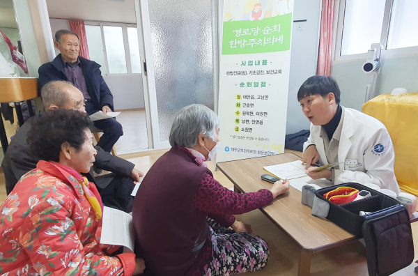 지난 3일 태안읍 장산2리 경로당에서 진행된 ‘경로당 순회 주치의 사업’ 모습.