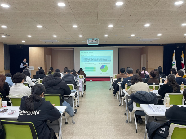 국민건강보험공단 통합지원정책개발센터 부연구위원이 강의를 하고 있다.