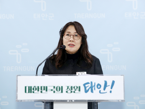 5일, 군청 브리핑실에서 정례브리핑 중인 문경신 기획예산담당관.