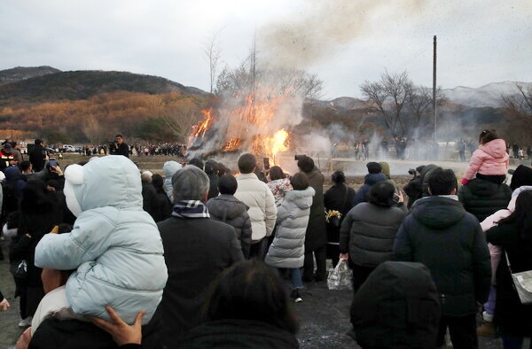 지난 2024년 아산외암민속마을 정월대보름 행사 달집태우기 모습