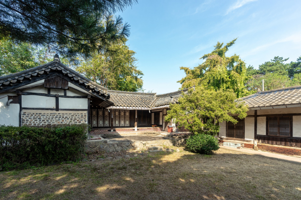 장욱진 생가(좌) 안채, (우) 대문채