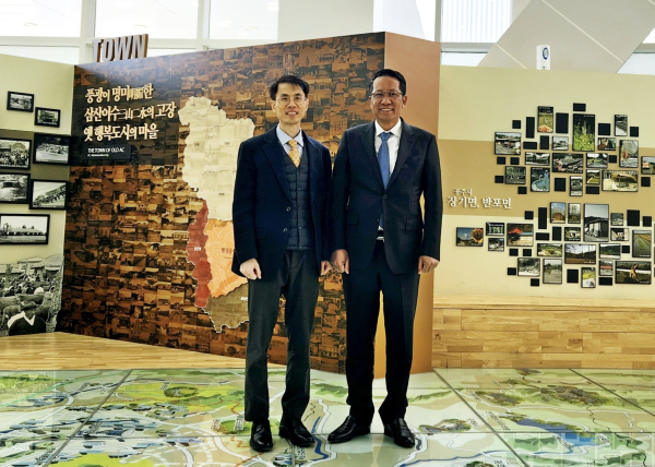 행복청 박상옥 기획조정관(왼쪽)과 인도네시아 법무부 장관(오른쪽)이 행복도시 홍보관에서 기념촬영을 하고 있다.