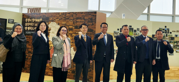 인도네시아 법무부 장관(왼쪽에서 5번째)과 대사대리 일행이 행복도시 홍보관에서 기념촬영
